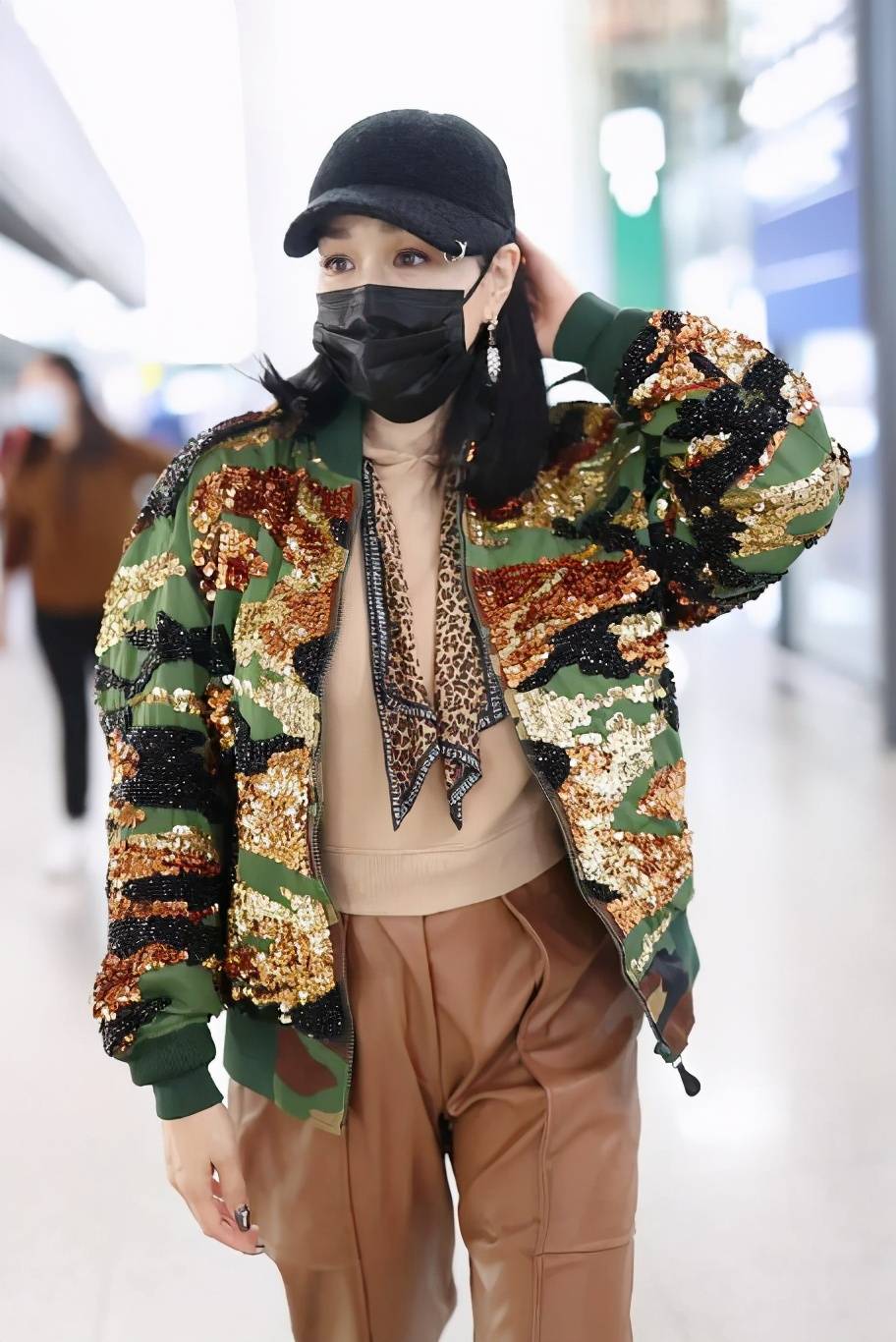 暗色 钟丽缇越老越自信 吊带衫也能秀出丰腴感 自信不是男友给的