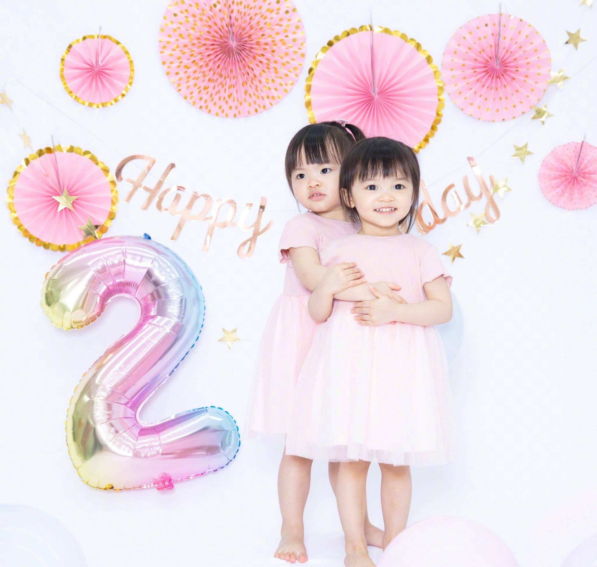 蓝色 熊黛林晒女儿2岁生日照，双子星模样差别大，妹妹像爸爸颜值吃亏