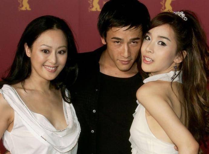 可能是对演艺圈失望吧,这几年吴嘉龙大量减产,他上一部作品,应该是