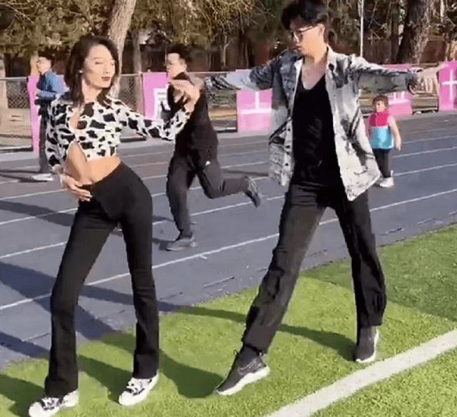 原创网红在清华操场热舞学霸们却视若无睹网友不愧是清华