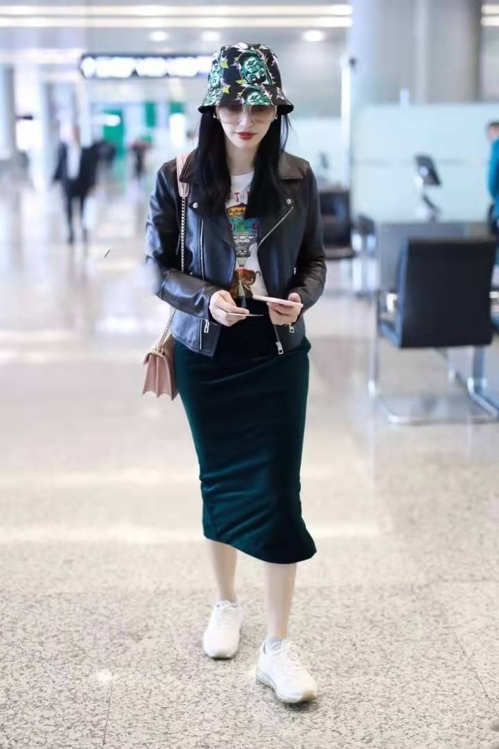 黑色 姚晨和老公甜蜜亮相机场 机车风搭配花衬衫 老公头发稀松