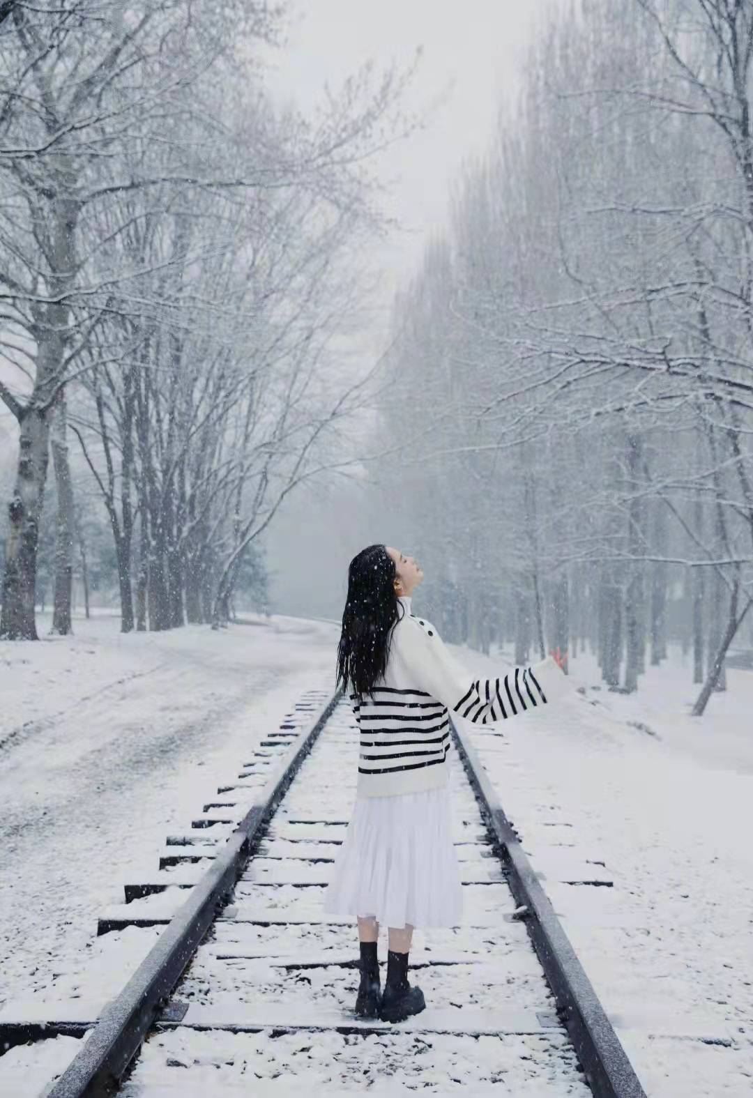 毛衣 李沁斑马纹针织毛衣配白色百褶裙雪中拍大片，简洁大方温柔灵动