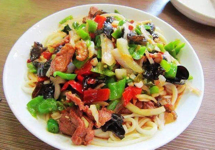 二,家常过油肉拌面的菜做法:主料:羊腿肉,水发木耳,青红辣椒,白菜帮