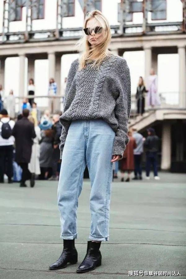 身材 女人若是不想显老!建议穿“针织衫+牛仔裤”，时髦气质还减龄