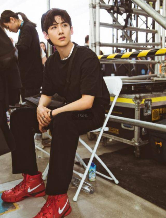 白敬亭ins晒照,8双aj地位不同,网友:"吃土"买怀里那双_营业_鞋王_双都