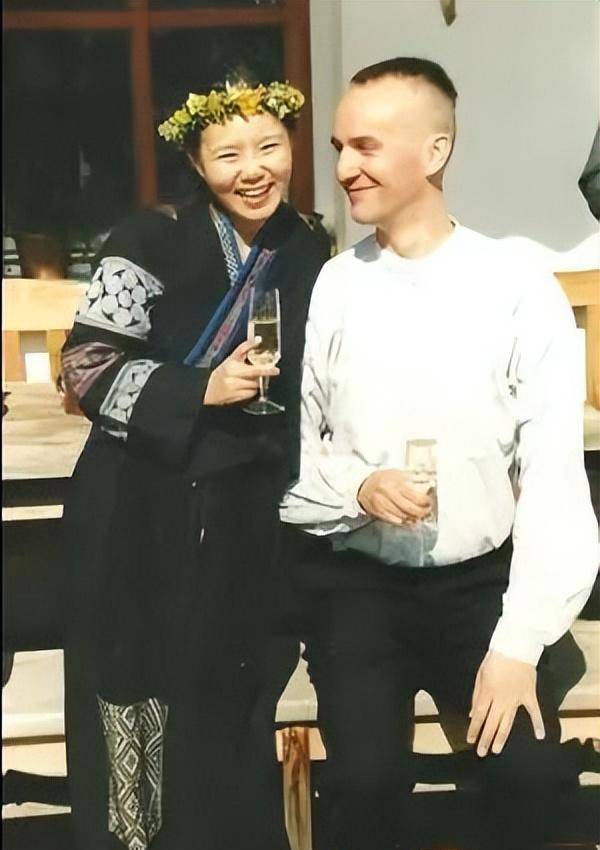 2002年老鑼和烏仁娜離婚.