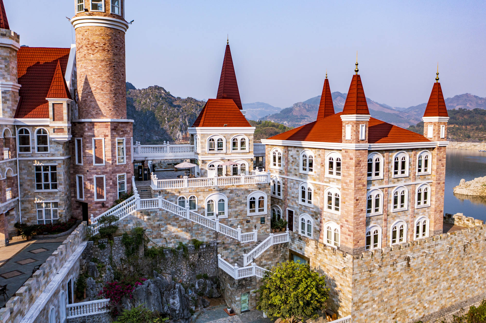 贵州富豪耗资24亿,在湖中孤岛上建了座神秘城堡,号称中国唯一