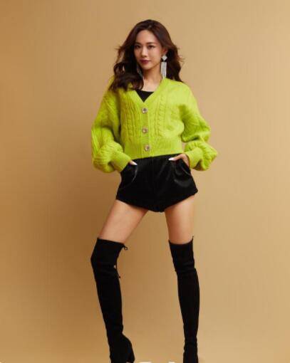 女神穿毛衣配短裤，整个人少女感十足，皮肤白嫩不愧是女神级别