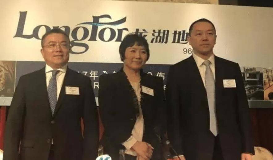 重庆女首富靠房地产敛财,离婚时给丈夫200亿,前夫转身就娶空姐_吴亚军