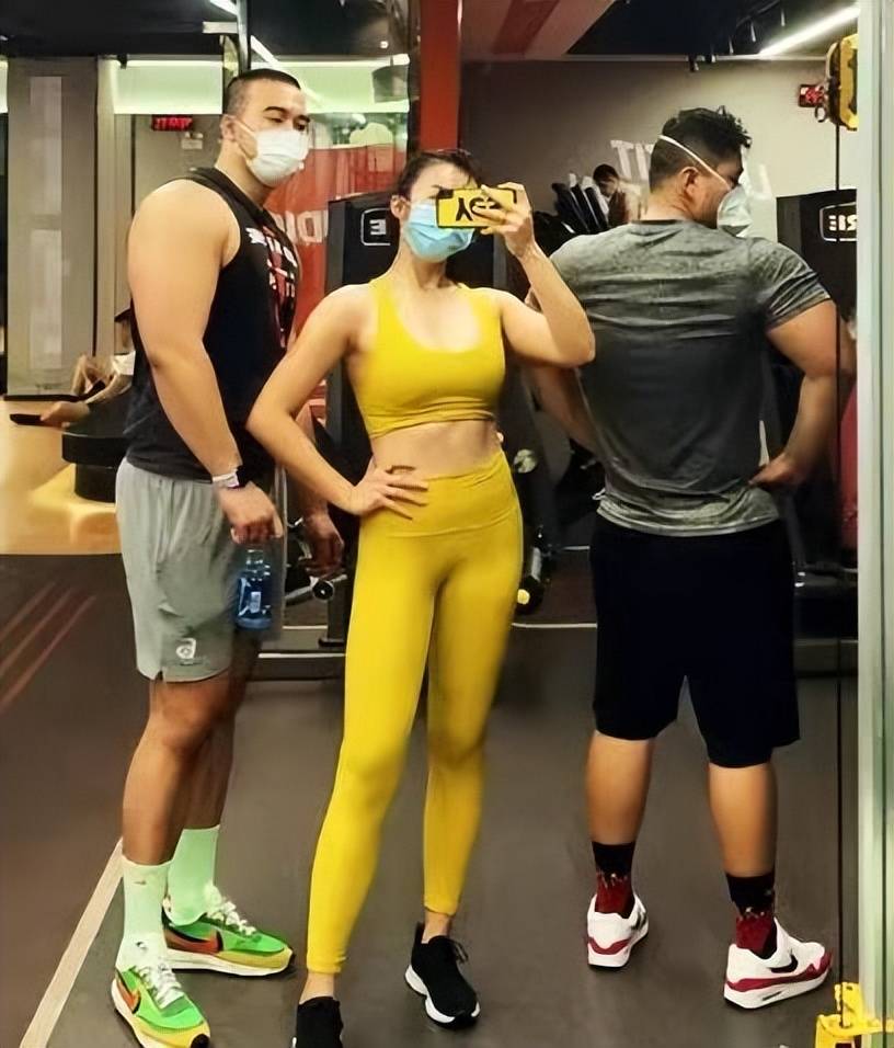 张曼源近况:27岁身材傲人,体重150斤晒自拍照,中国版卡戴珊_篮球_球迷