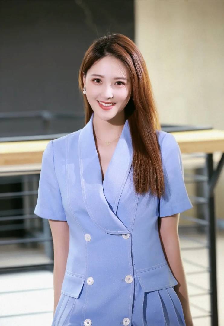 中国传媒校花女神李丹职业搭配带着清甜身材颜值满分