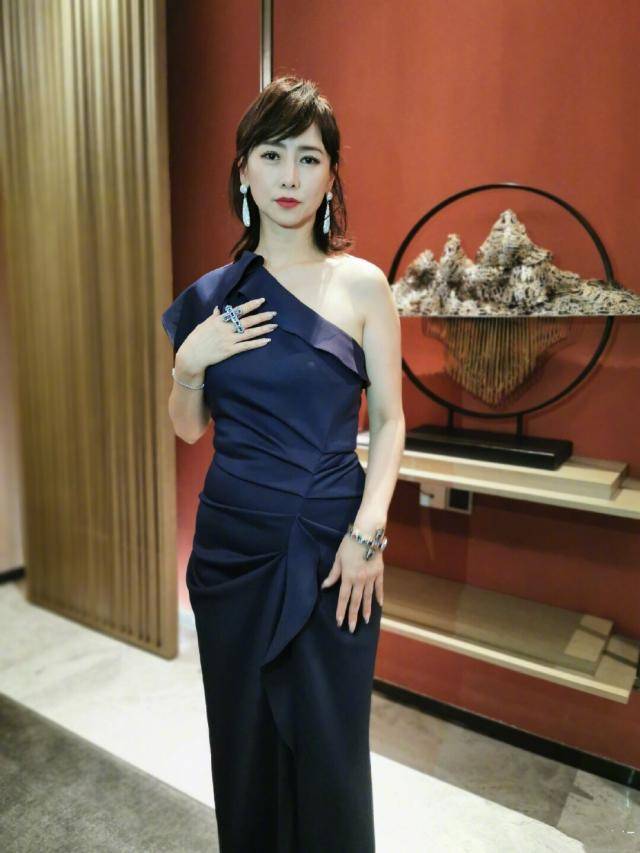 原创翁虹少女般的脸不像50岁了一袭蓝色套装清新减龄嫩回少女时期