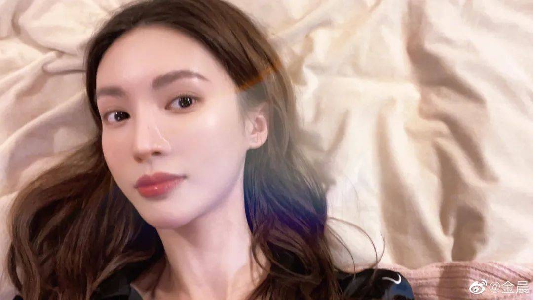 自拍女明星们为啥都爱素颜自拍?看完后感觉內娱真的卷起来了...