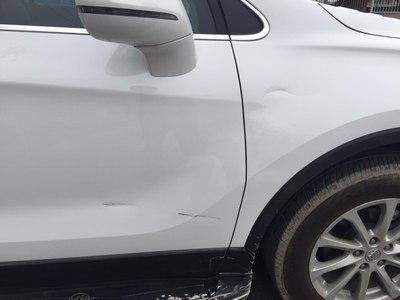 当然还有几个生活小妙招,当保险杠刮蹭塑料件起毛的时候,用牙膏修复是