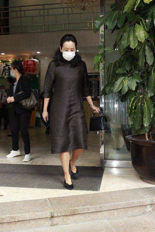 郭晶晶 不愧是郭晶晶的婆婆，朱玲玲都60多了，穿搭还是很低调不装嫩