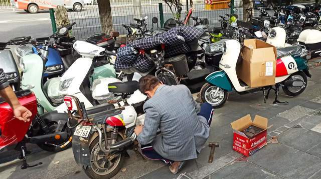 原創匯聚十幾個品牌店路過武漢城區電動車一條街買車的人還不少