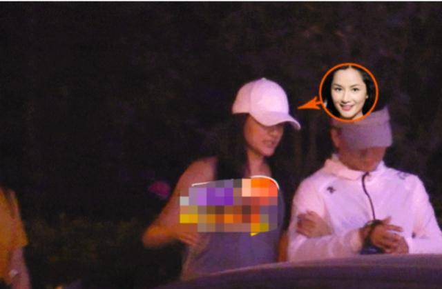 瞿颖扮 48岁瞿颖扮高中生和男友出街，霸道搂肩一秒变女汉子