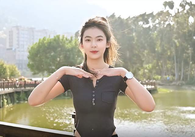 原创福建一美女校花长相甜美意外走红发声回应平常心做自己