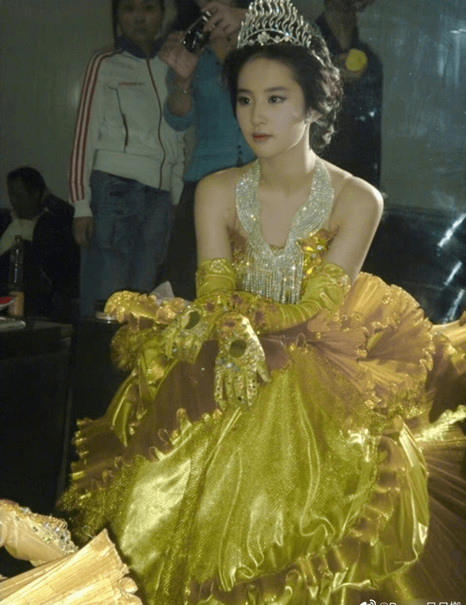 设计 19岁的刘亦菲美得像“小精灵”，穿华丽小礼裙看着好惊艳，真高级