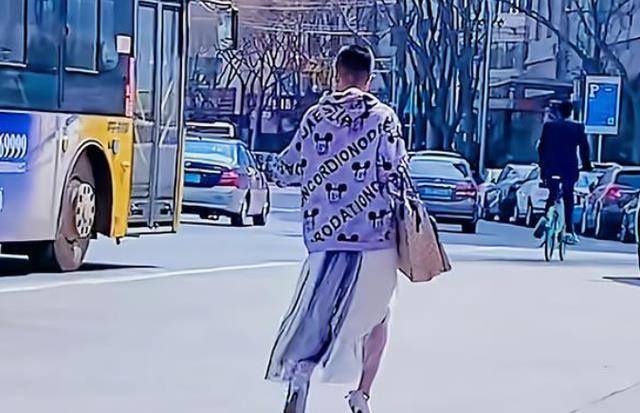 网友 湖南的年轻男子穿裙子，高跟鞋逛街，一边走一边扭，引人围观