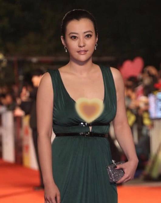 身材 专注扮嫩不怕翻车、高开叉透视装秀性感，红毯上的中年女星太敢穿？