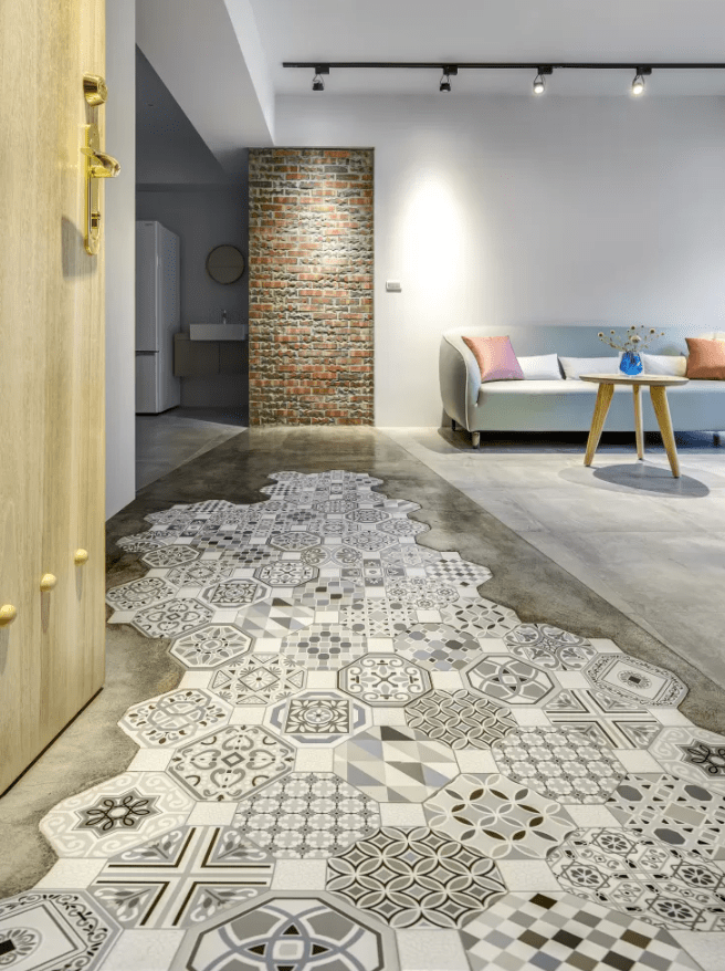 拼接瓷砖,他家地面这样铺,比木地板便宜,多用10年没问题_空间_的设计