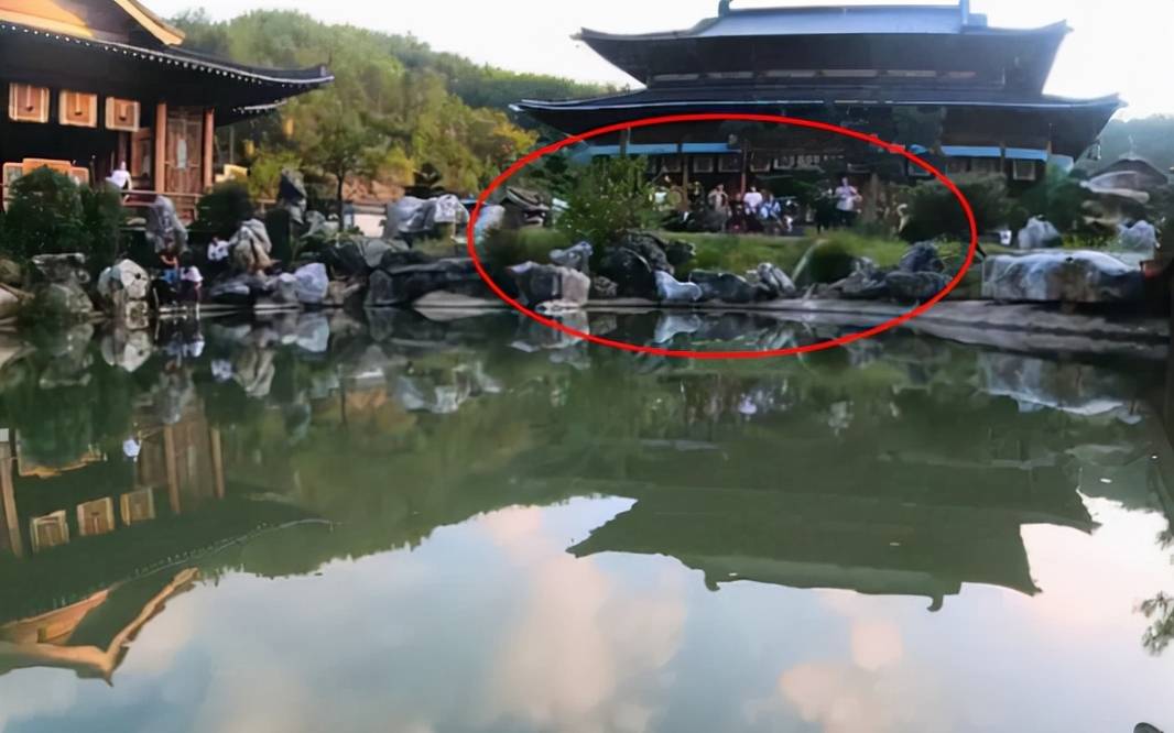 弹簧|海胆式中箭、弹簧式翻墙、手榴弹炸飞机，影视剧镜头能有多奇葩？？