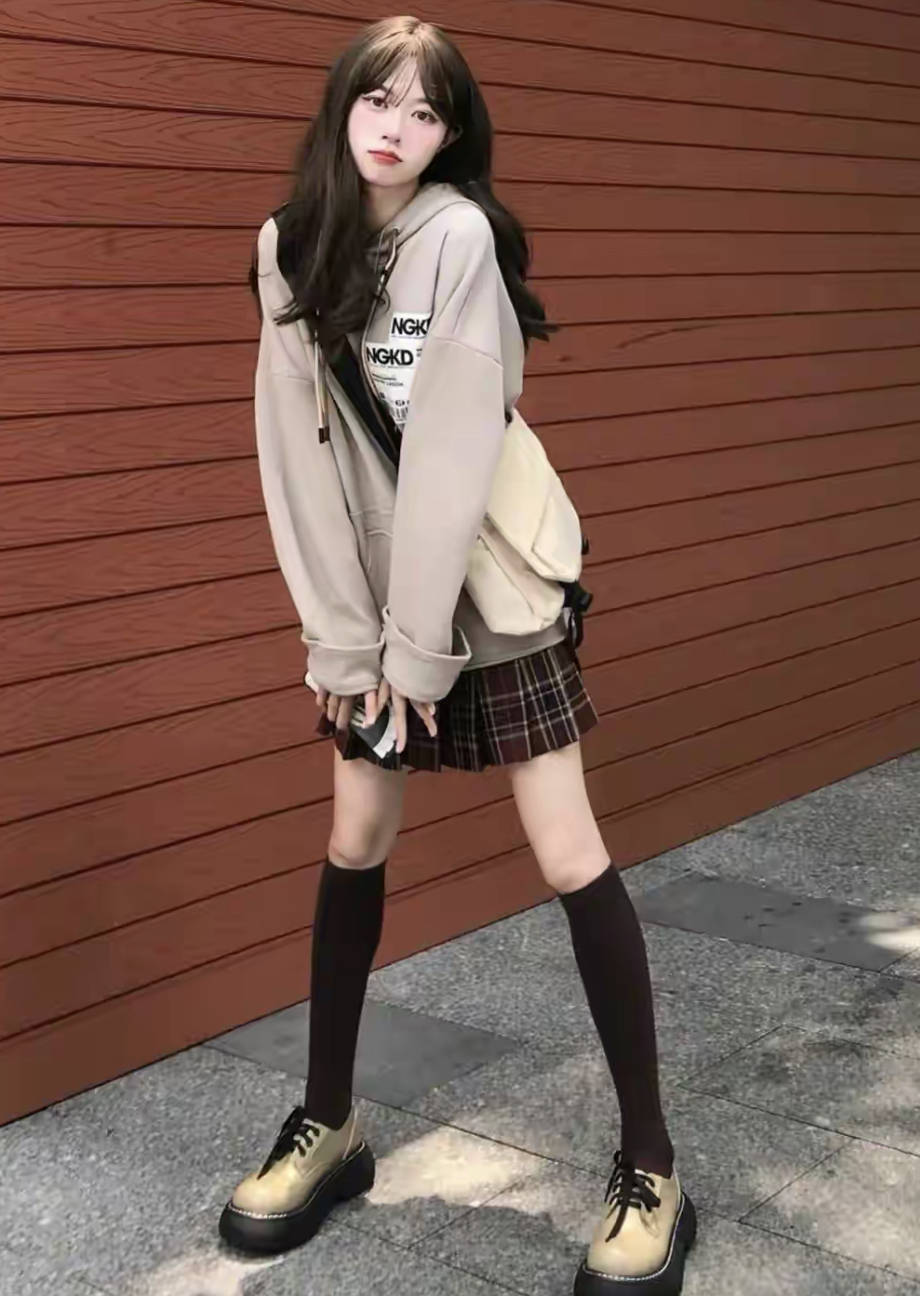 长度 春天流行“卫衣+半身裙”，当休闲和优雅撞个满怀，美得令人心动