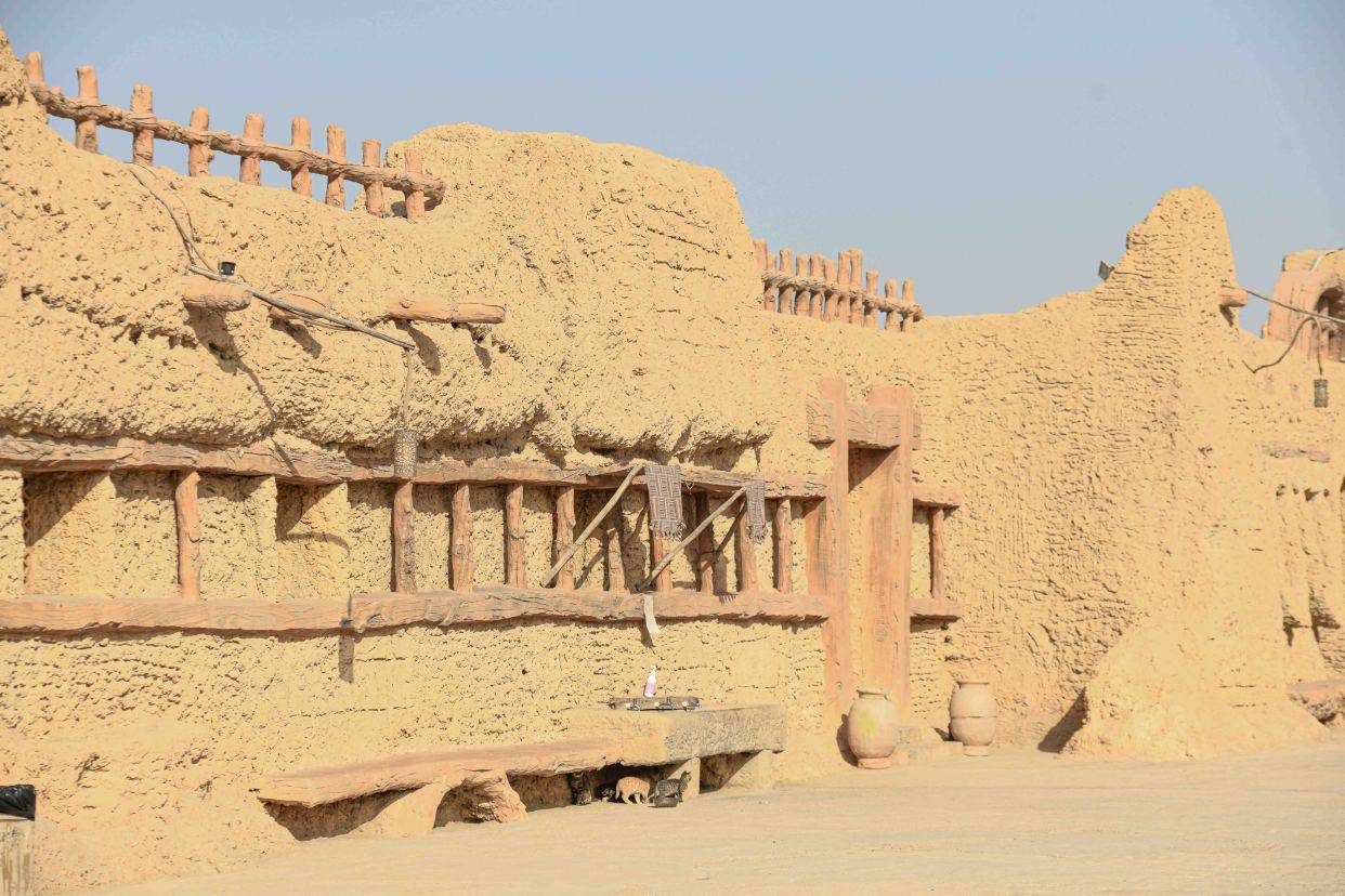 沙海中沉寂千年的古城遗址，没有留下任何记载的谜城，就藏在新疆