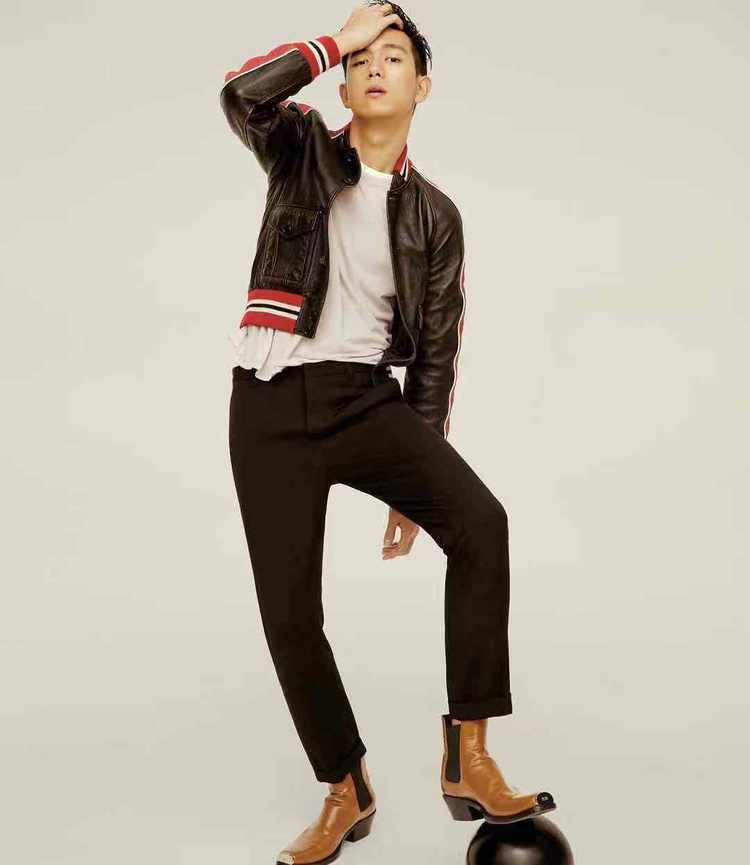 原创李现poes好专业戴42600香奈儿j12腕表185身高比穿搭更抢镜