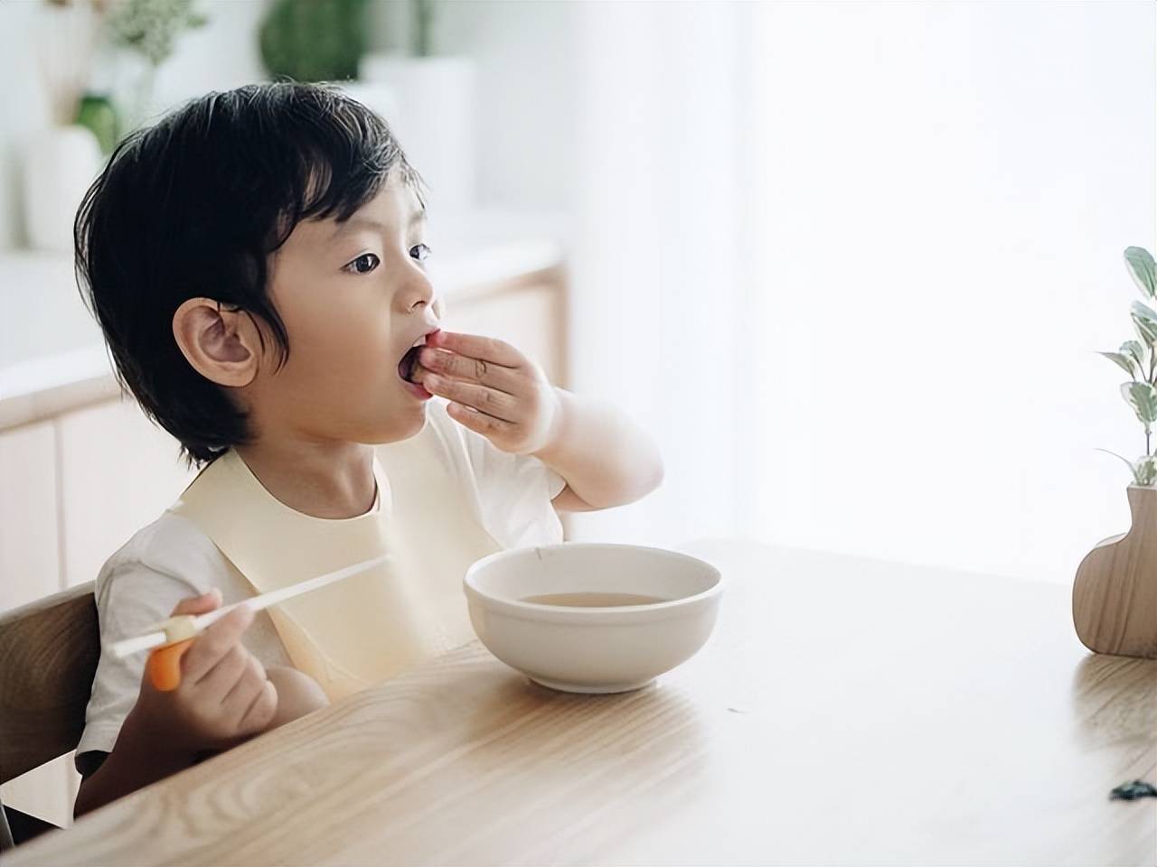 家长|娃穿湿裤子回家，宝妈在群里“骂”幼儿园老师，其他家长霸气回复