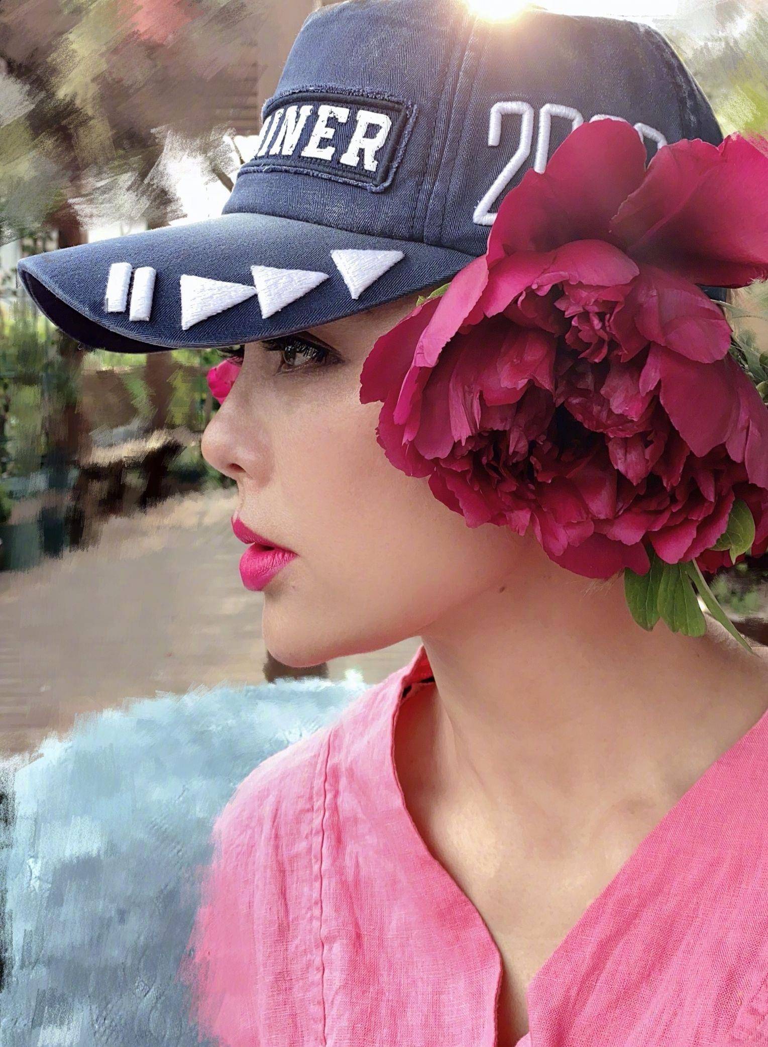 藏蓝色 47岁宁静晒美照，头戴芍药花配玫红色上衣，艳丽造型十分吸睛