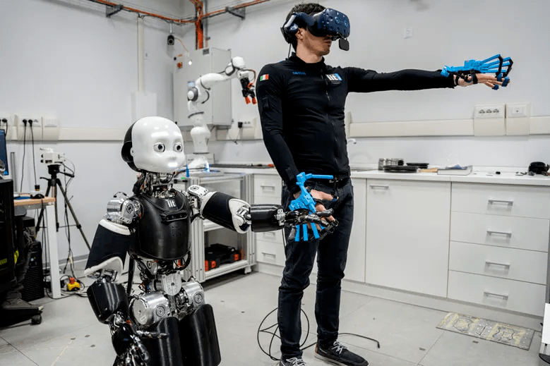 原创超呆萌icub人形机器人又升级眼睛会动还能与人交谈拥抱