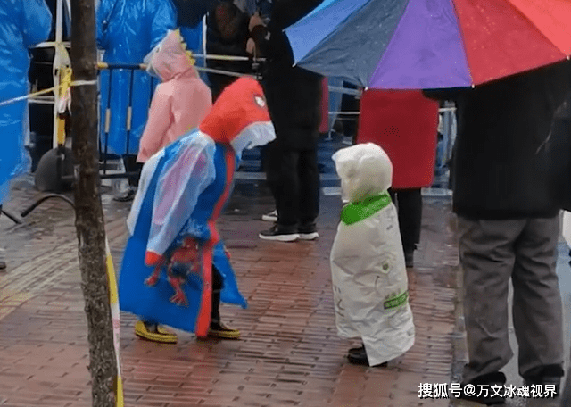 上海一萌娃雨中排队做核酸身上的雨衣令人笑喷正宗麻袋装小孩