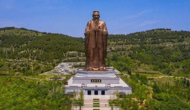 这座小山是孔子的出生地这里矗立着一座巨型孔子像成世界之最
