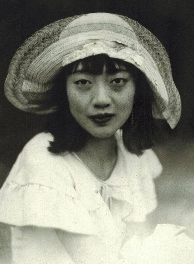 原创末代皇后婉容吸大烟给溥仪戴绿帽子死后被扔臭水沟