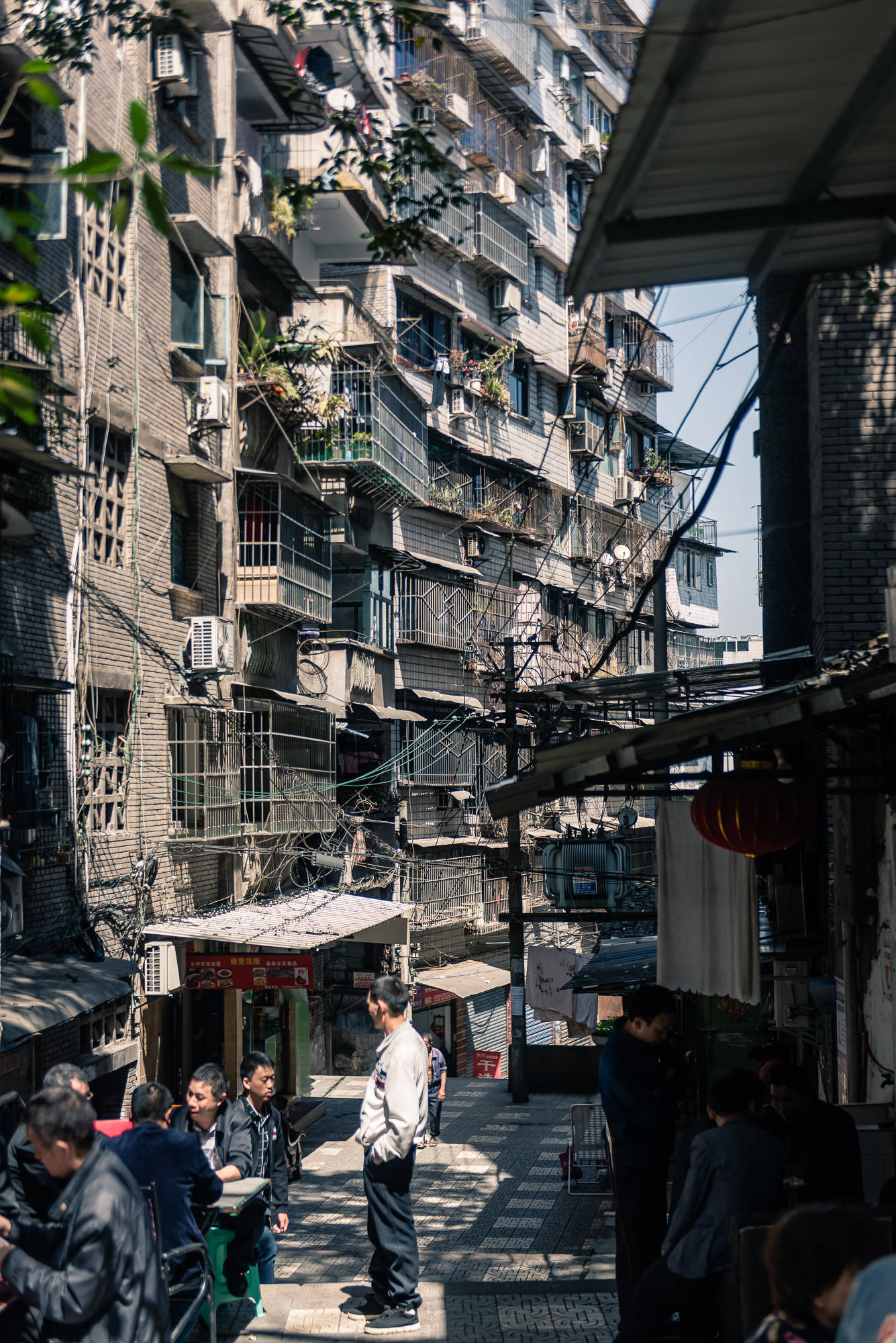 这座城市被称为缩小版“重庆”，靠烤鱼走向世界，比重庆更有味道