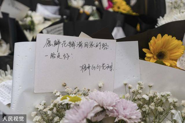 东航搜救人员发现十几本结婚证：照片清晰且笑容甜蜜