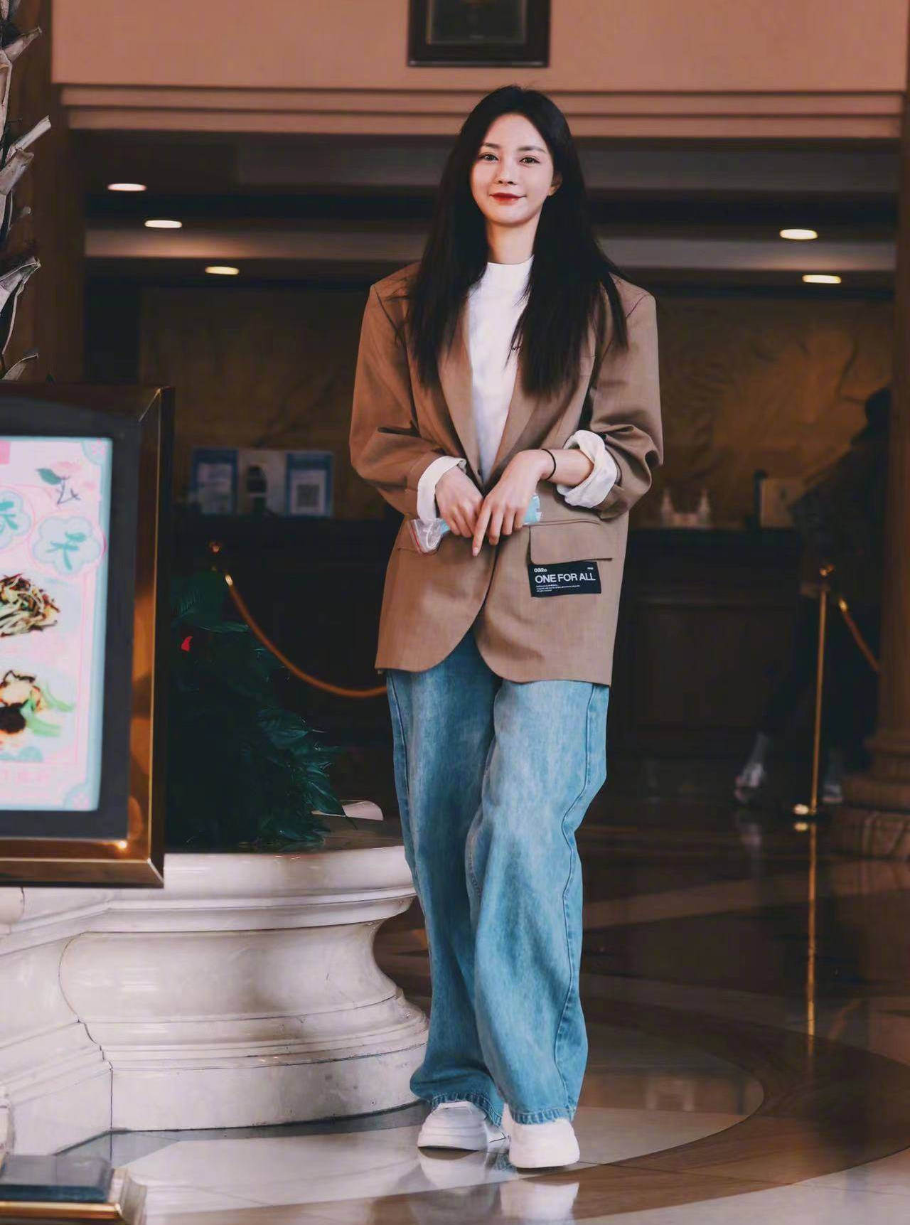 沈梦辰穿着休闲仪态优雅 懒理怀孕传闻心情大好