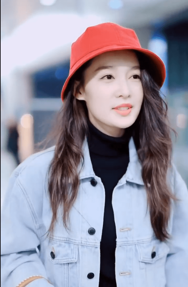 原创李沁穿浅蓝色的牛仔衣头戴小红帽时髦甜美又清爽清新