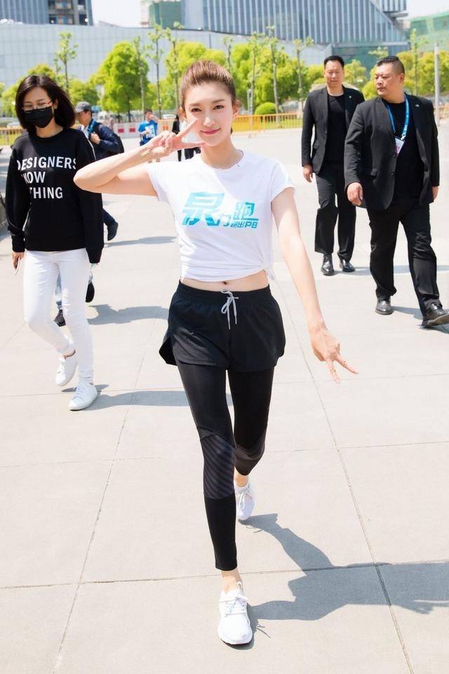 江疏影穿露脐装却没腰她都超级瘦了肚腩赘肉还是泛滥成片