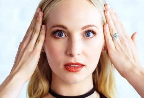 2009年,因出演cw电视台魔幻剧集《吸血鬼日记》中的卡罗琳·福布斯一