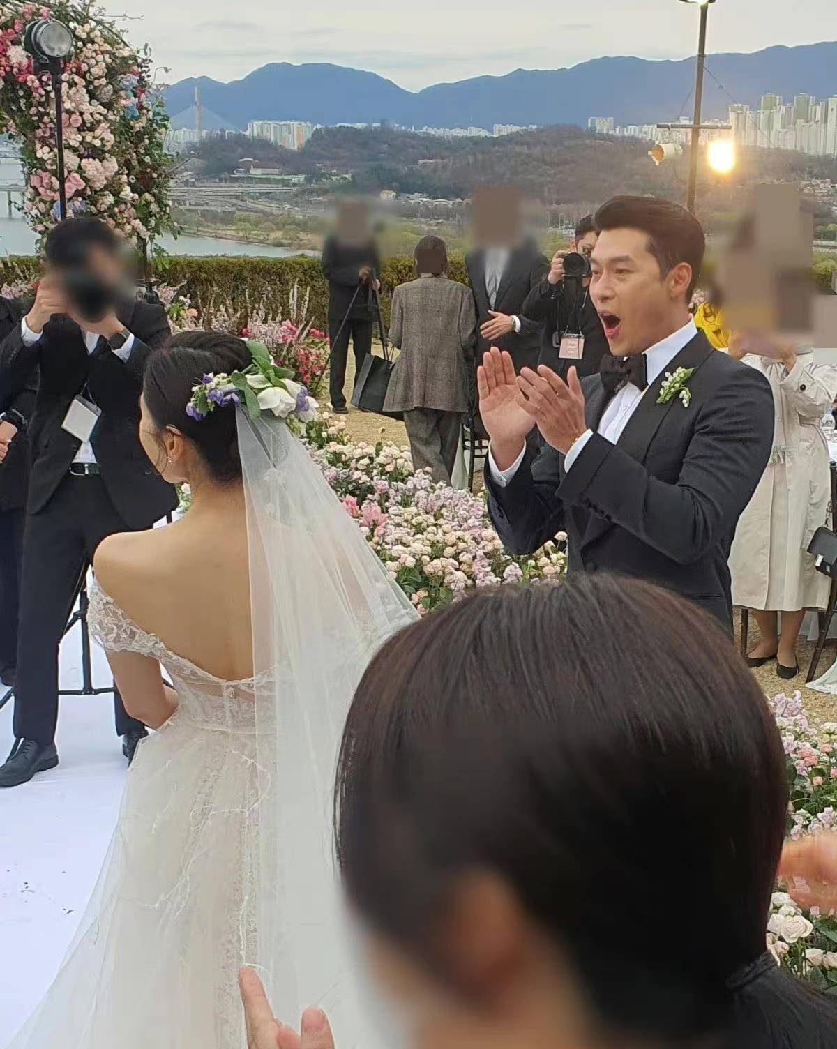 玄彬看到妻子将捧花扔得远远的,不禁露出了表情包:不过,韩国媒体通过