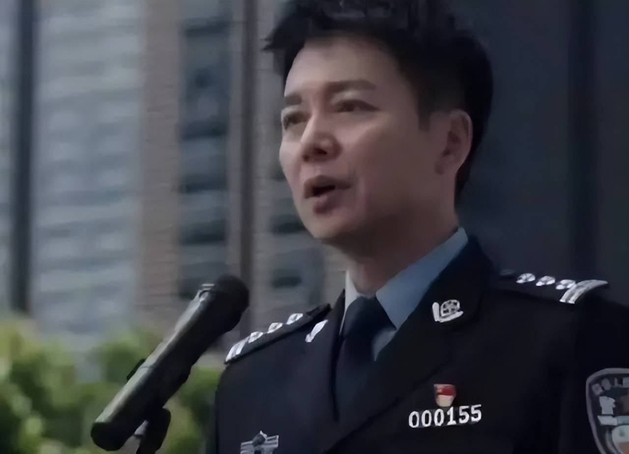 《扫黑风暴》他饰演的是扫黑队队长何勇,他面对的是一帮为非作歹的黑