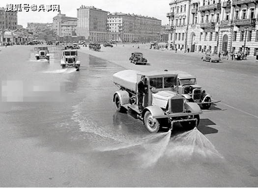 因此等到"阅兵"结束以后便有洒水车前去清理,而这样的清理也意味着将