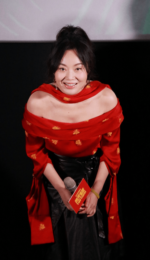 闫妮身穿红色上衣配高腰皮裙,时尚感十足又显个性,亮点满满!