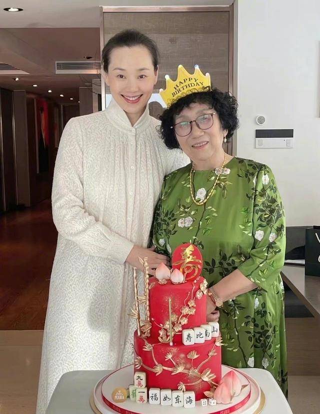 林依轮夫妇为母亲庆生:本人亲自烧烤,老婆西华手工缝制旗袍