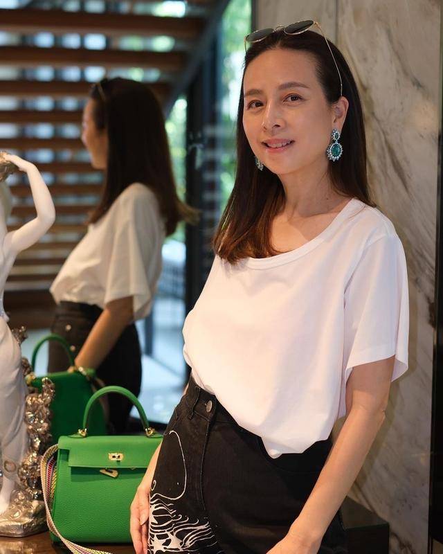 泰国华裔富婆伍伦盼穿白t恤拎爱马仕华丽宝石耳环好闪耀