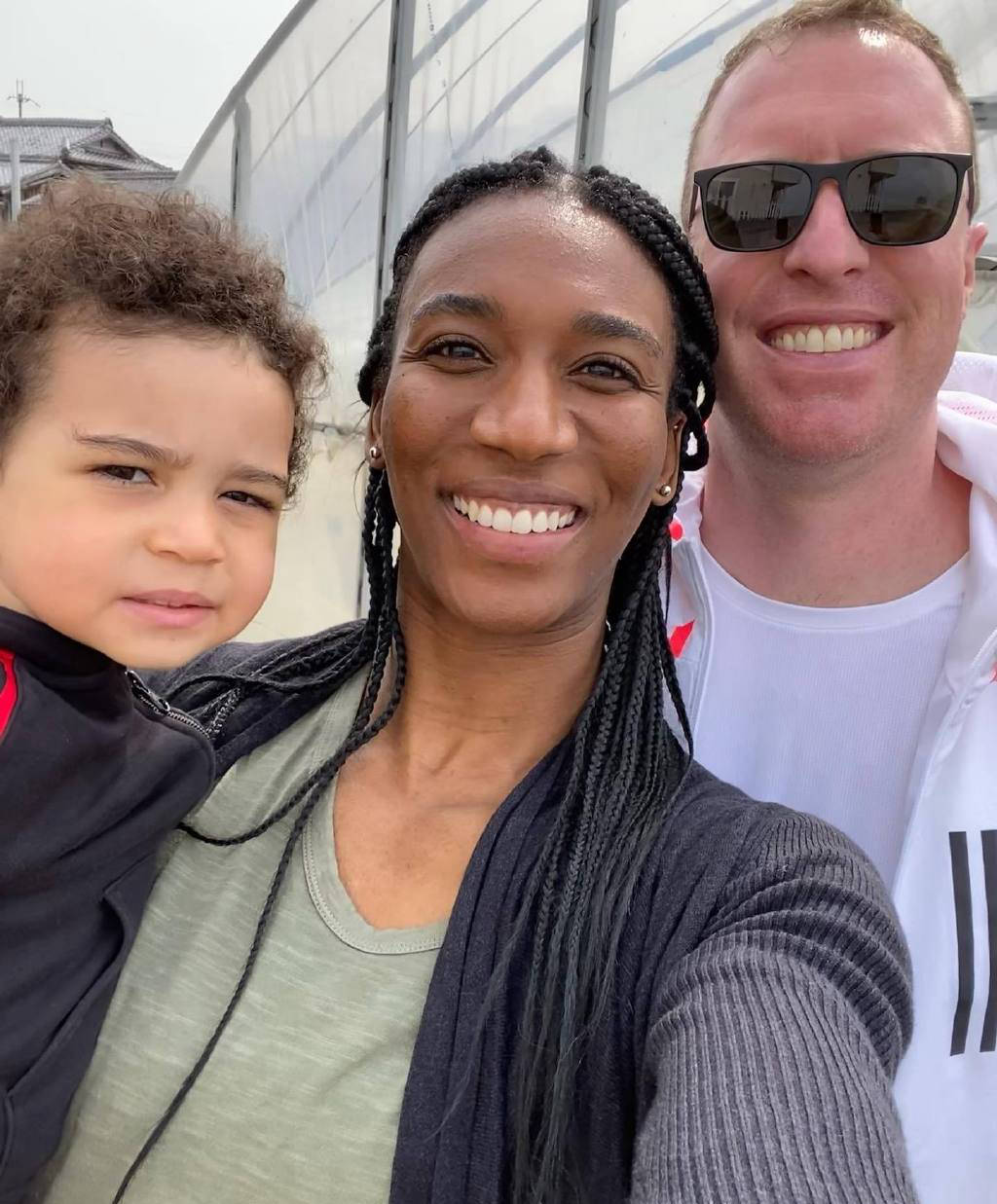 女排奥运冠军晒一家三口全家福,儿子一头自然卷呆萌可爱_拉德沃_阿金