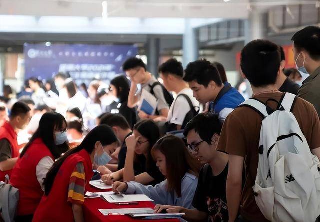 原创白领内卷蓝领难招互联网改造10年此行业为什么还这么乱